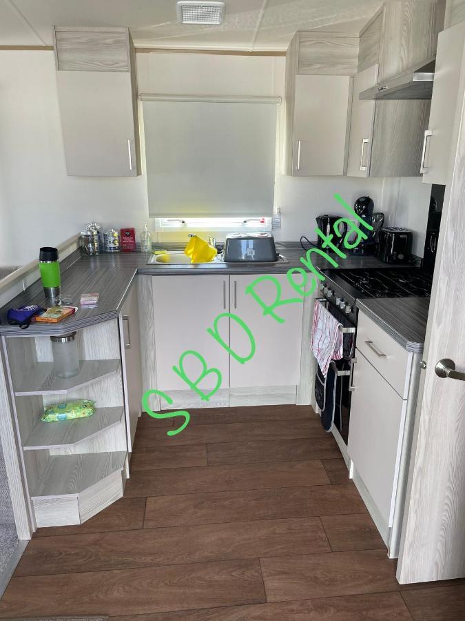 Summer Breeze Deluxe Caravan Rental Saint Osyth Exterior photo