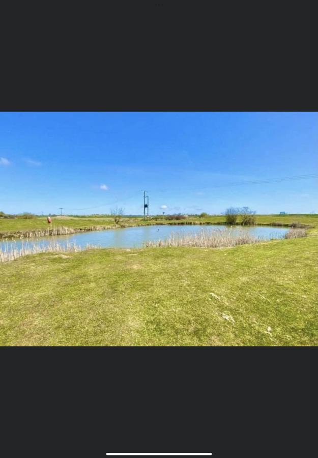 Summer Breeze Deluxe Caravan Rental Saint Osyth Exterior photo