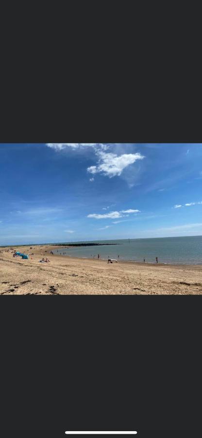 Summer Breeze Deluxe Caravan Rental Saint Osyth Exterior photo